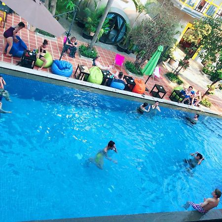 White Rabbit Hostel Siem Reap Buitenkant foto
