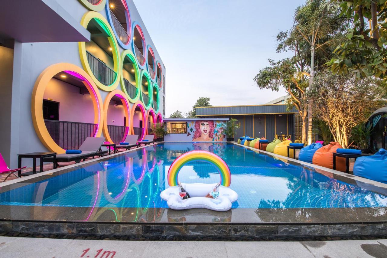 White Rabbit Hostel Siem Reap Buitenkant foto