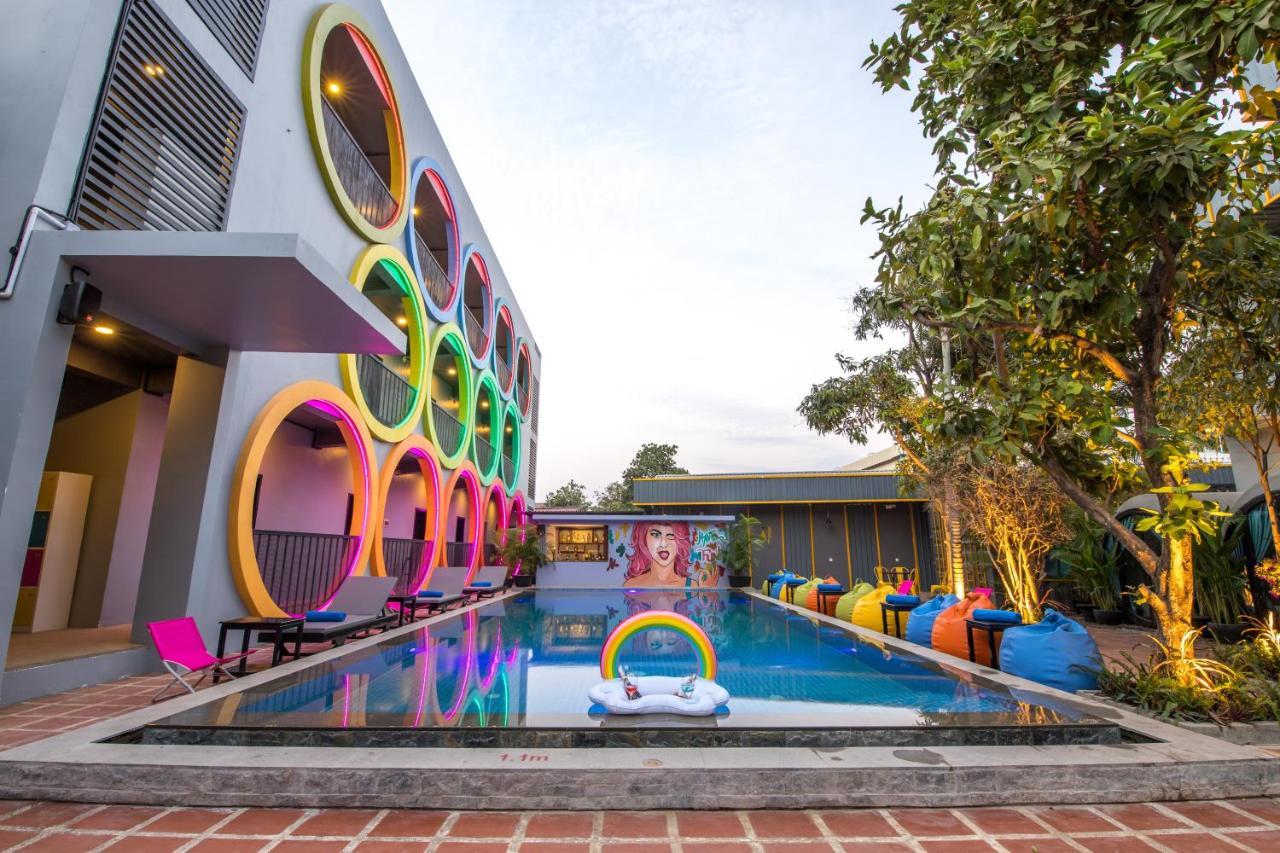 White Rabbit Hostel Siem Reap Buitenkant foto