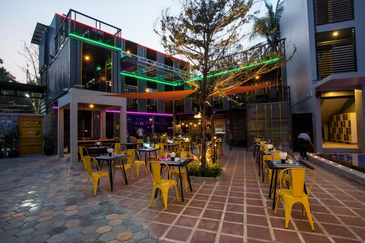 White Rabbit Hostel Siem Reap Buitenkant foto